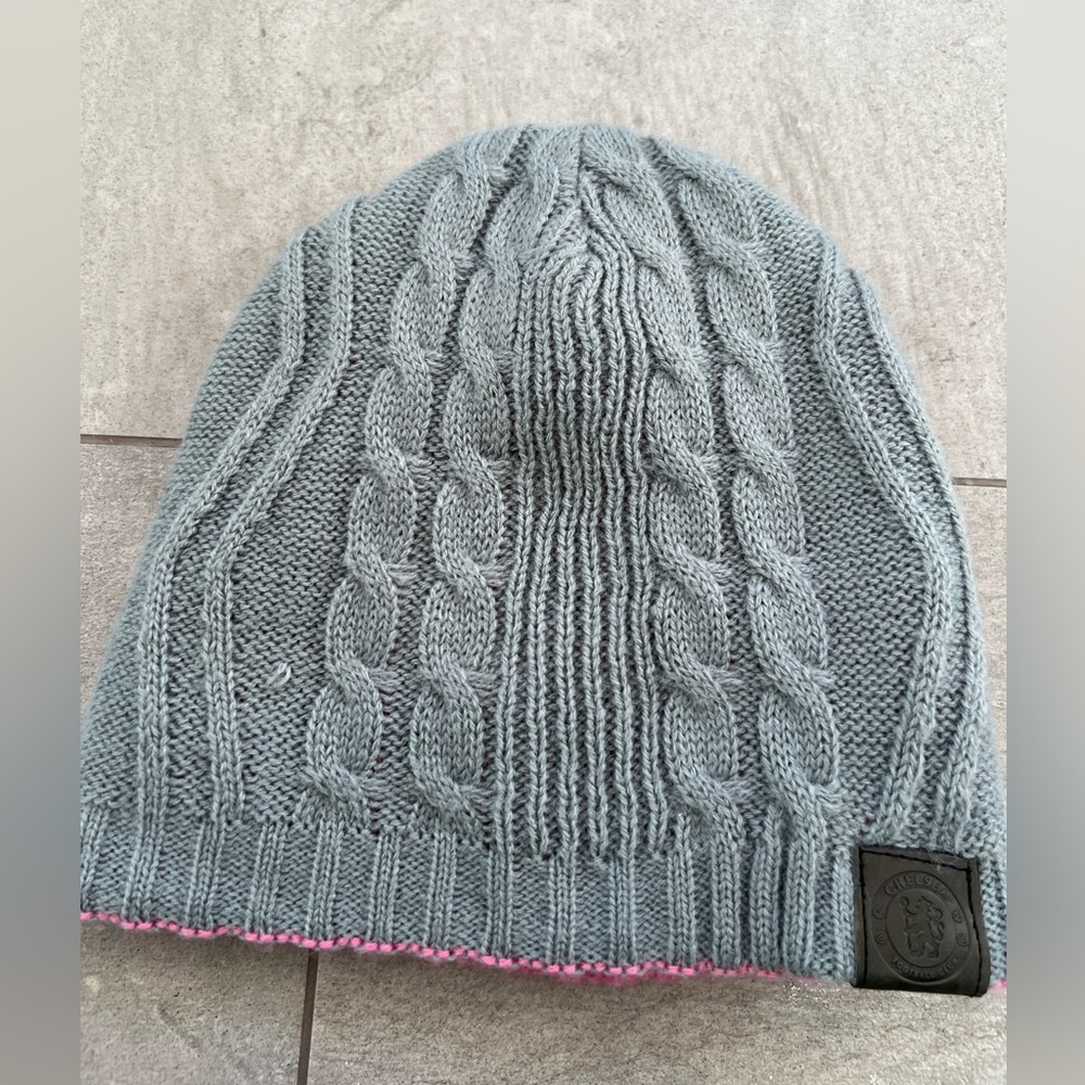 Reversible beanie in fun cable knit - soft grey & rose pink! One size fits most